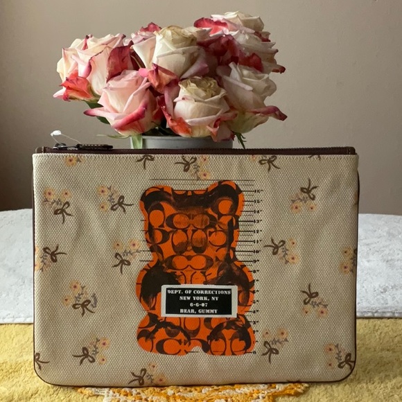 🐻 COACH WRISTLET 30 WITH VANDAL GUMMY 🐻 NWT 🐻 - Picture 3 of 16